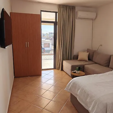 2br Near Big Terrace Free Parking